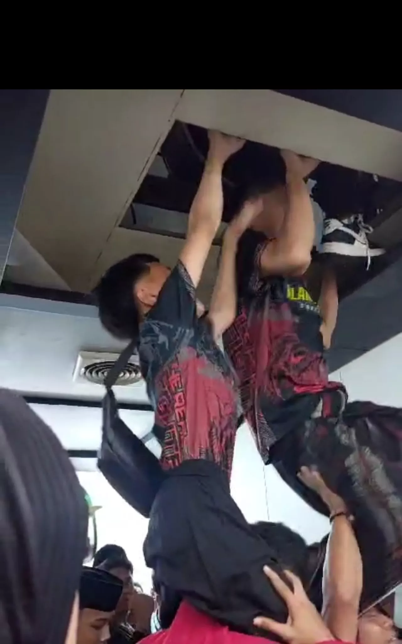 Tegang! Sekumpulan Siswa Terjebak Lift Macet di Surabaya