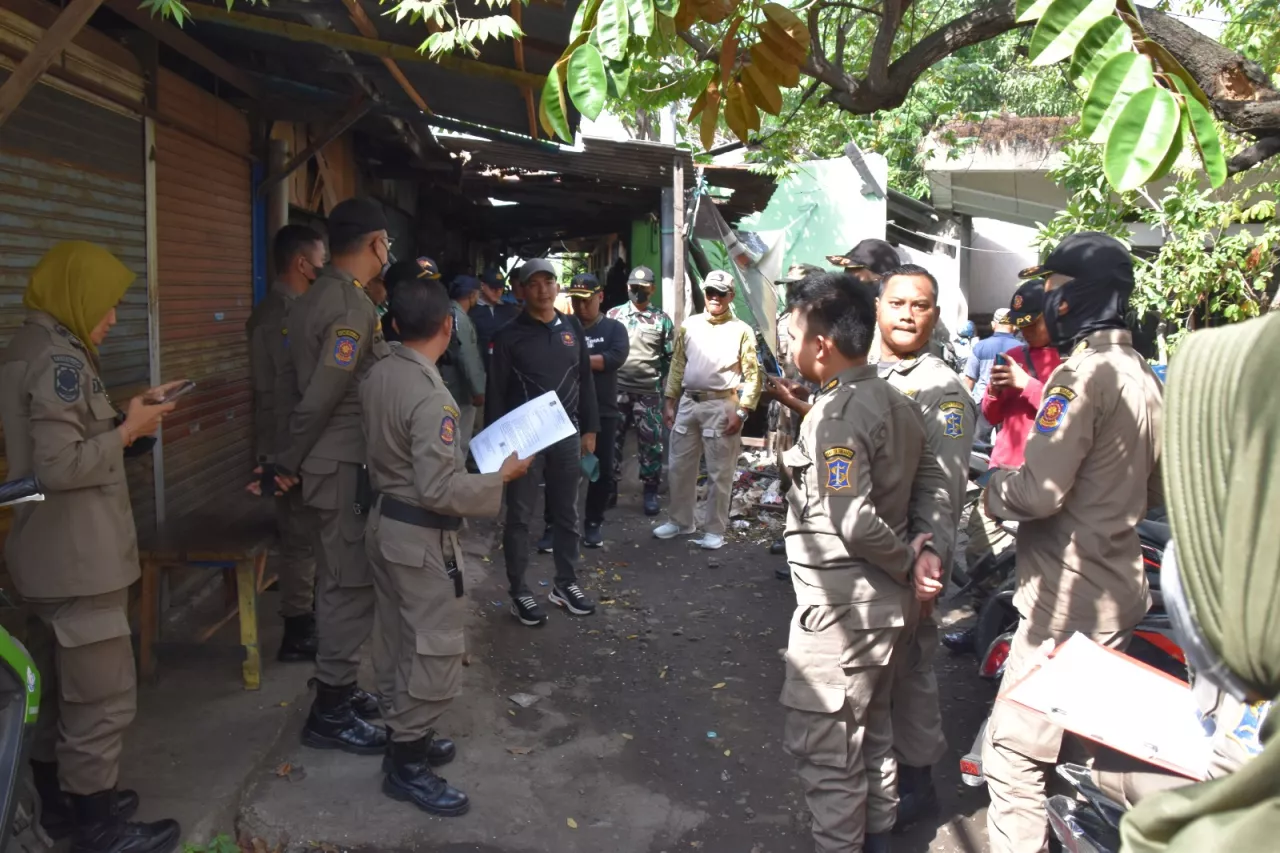 154 Lapak PKL di Bahu Jalan Pasar Loak Dupak Surabaya Di Surabaya Ditertibkan