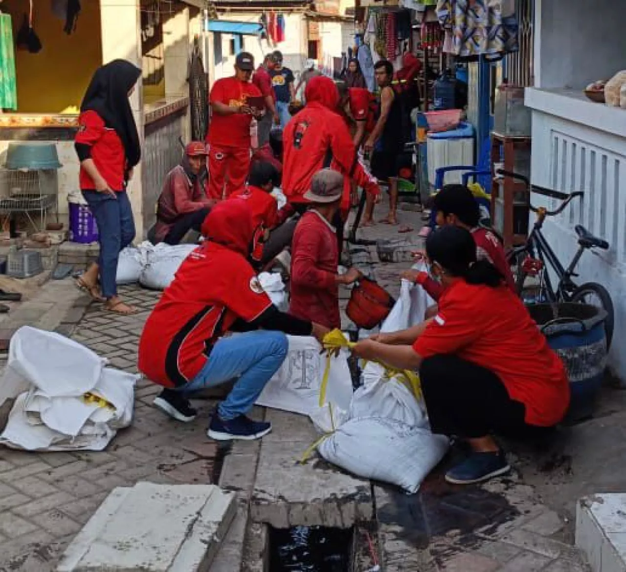 Sambut Agustus, Kader PDIP Surabaya Kompak Kerja Bakti Bareng Masyarakat