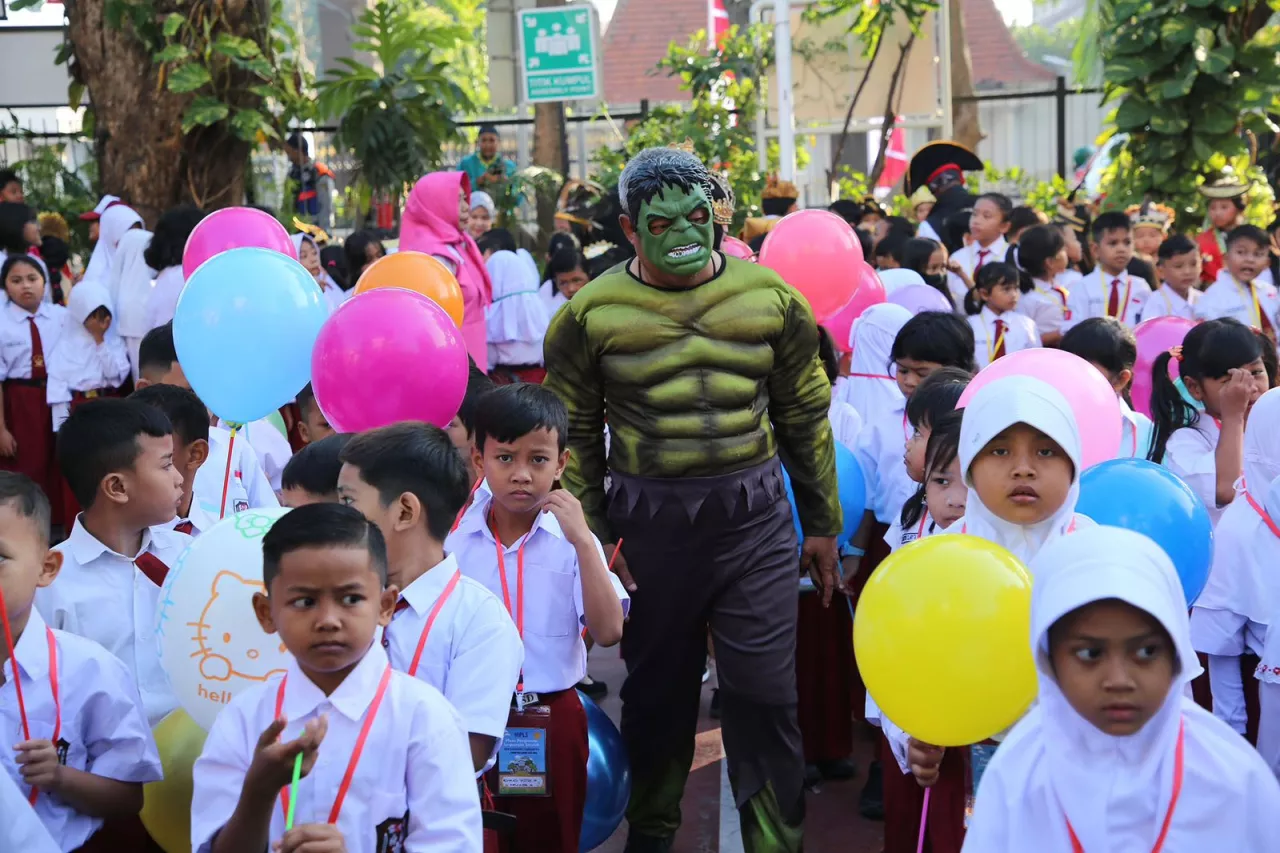 Begini Suasana Hari Pertama Sekolah 30 Ribu Siswa SD di Surabaya