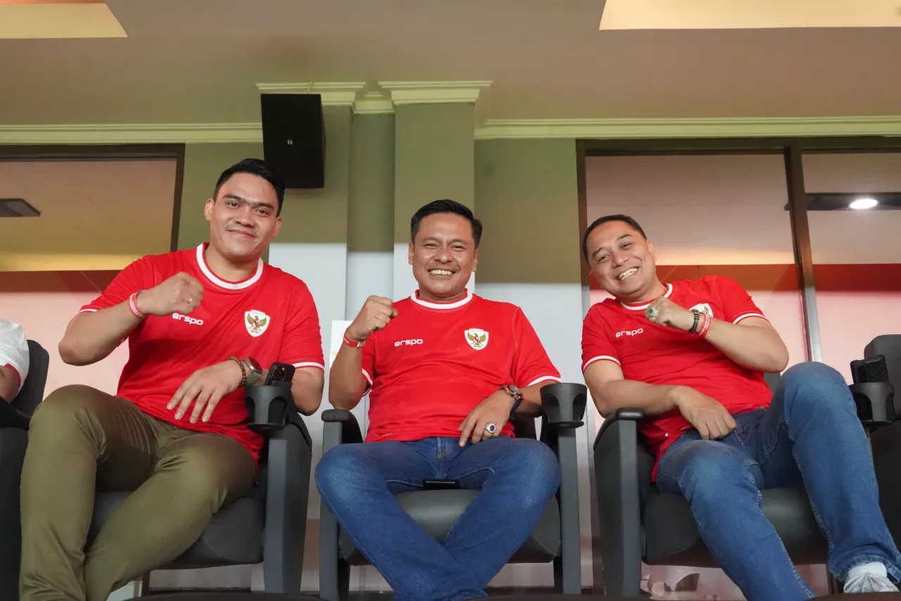 Nonton Timnas, Eri Cahyadi Terlihat Mesra Bareng Ketua Golkar dan Gerindra Surabaya