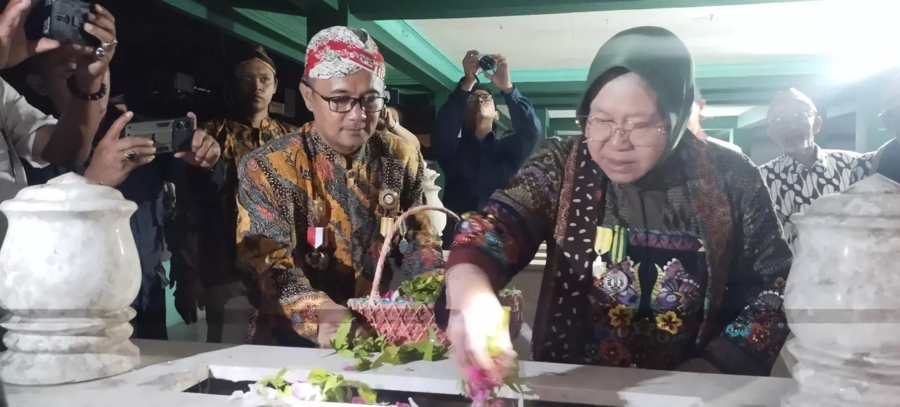 Risma Ziarah ke Makam Leluhur Jelang Daftar Pilgub ke KPU Jatim