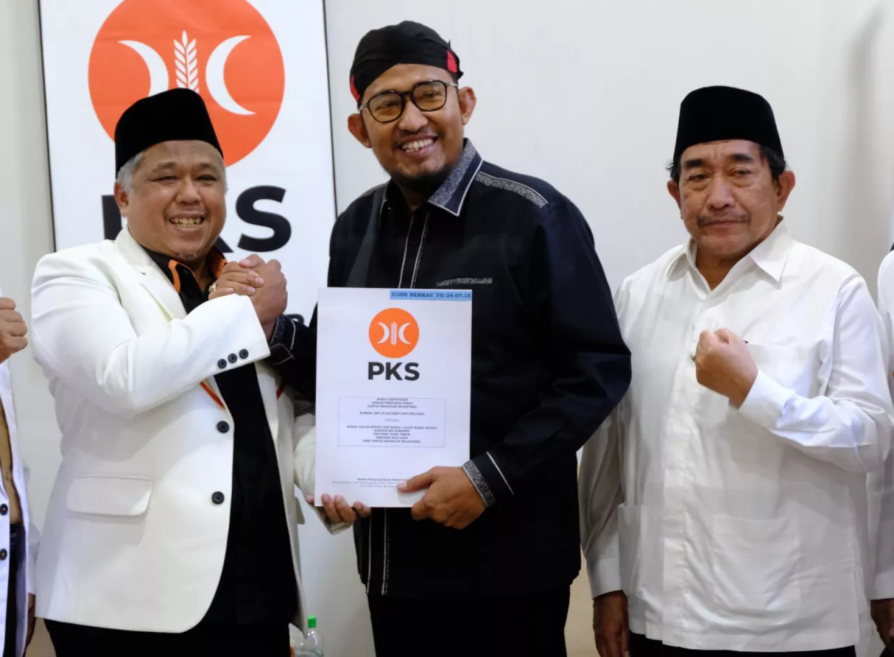 PKS Jatim Serahkan SK DPP untuk Hari Wuryanto dan Ahmad Fauzi