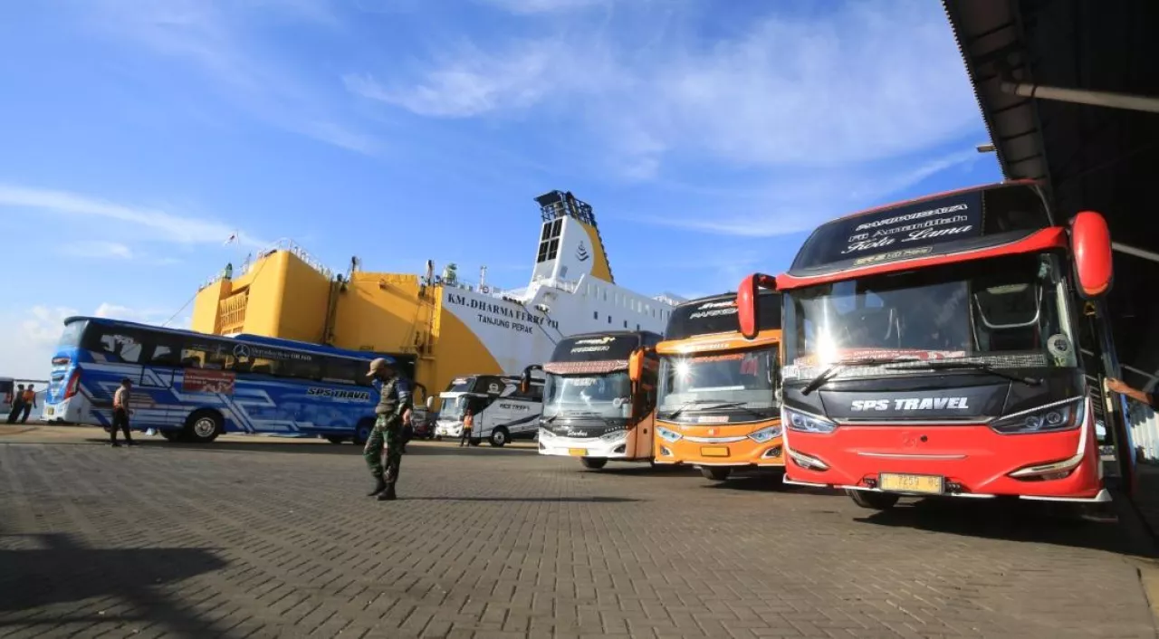 Pelindo Sub Regional 3 Jawa Layani Pengiriman 70 Unit Bus ke IKN Balikpapan