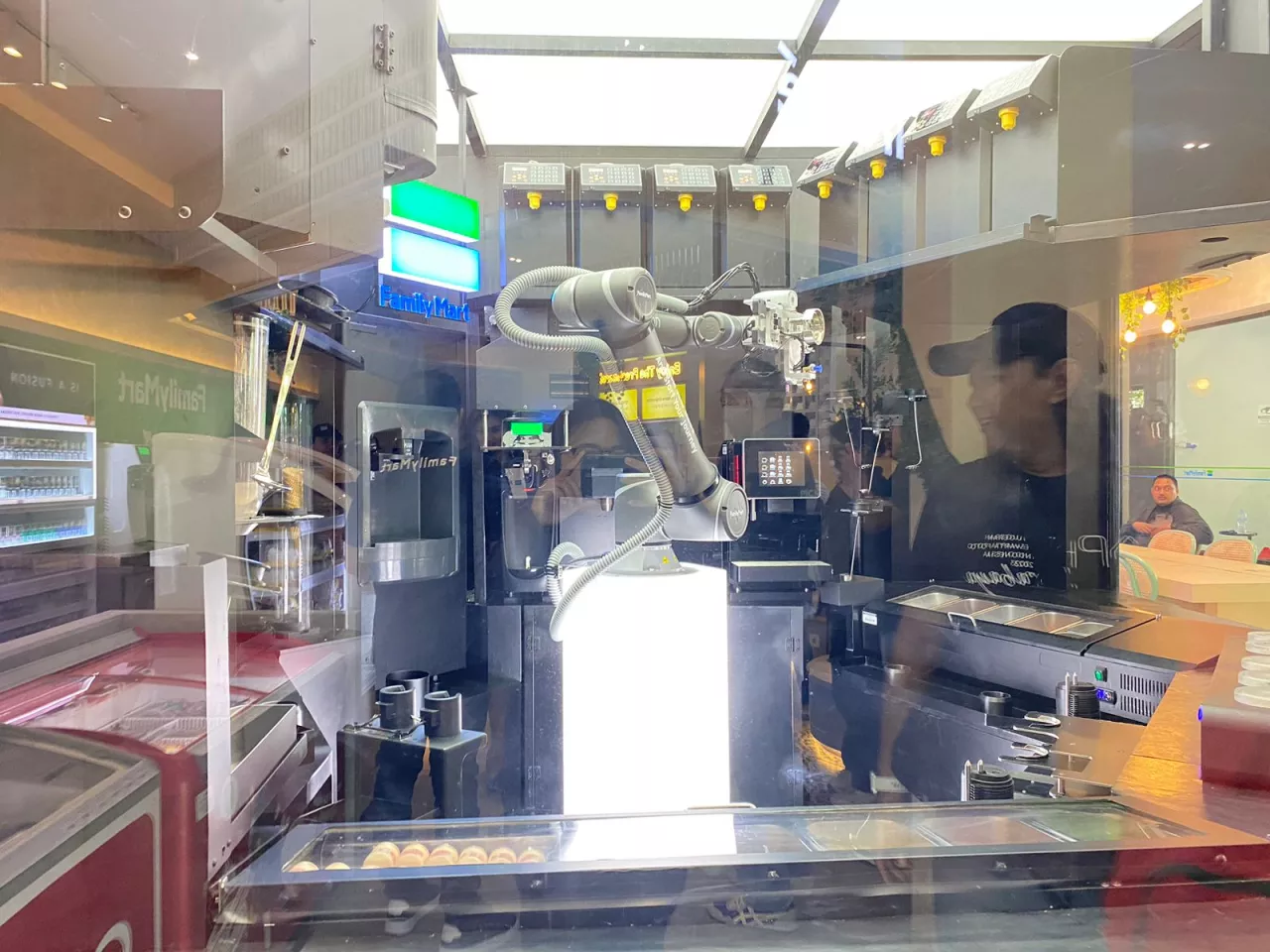 Wow! FamilyMart Tunjungan Dilayani Robot Barista, Begini Keseruannya