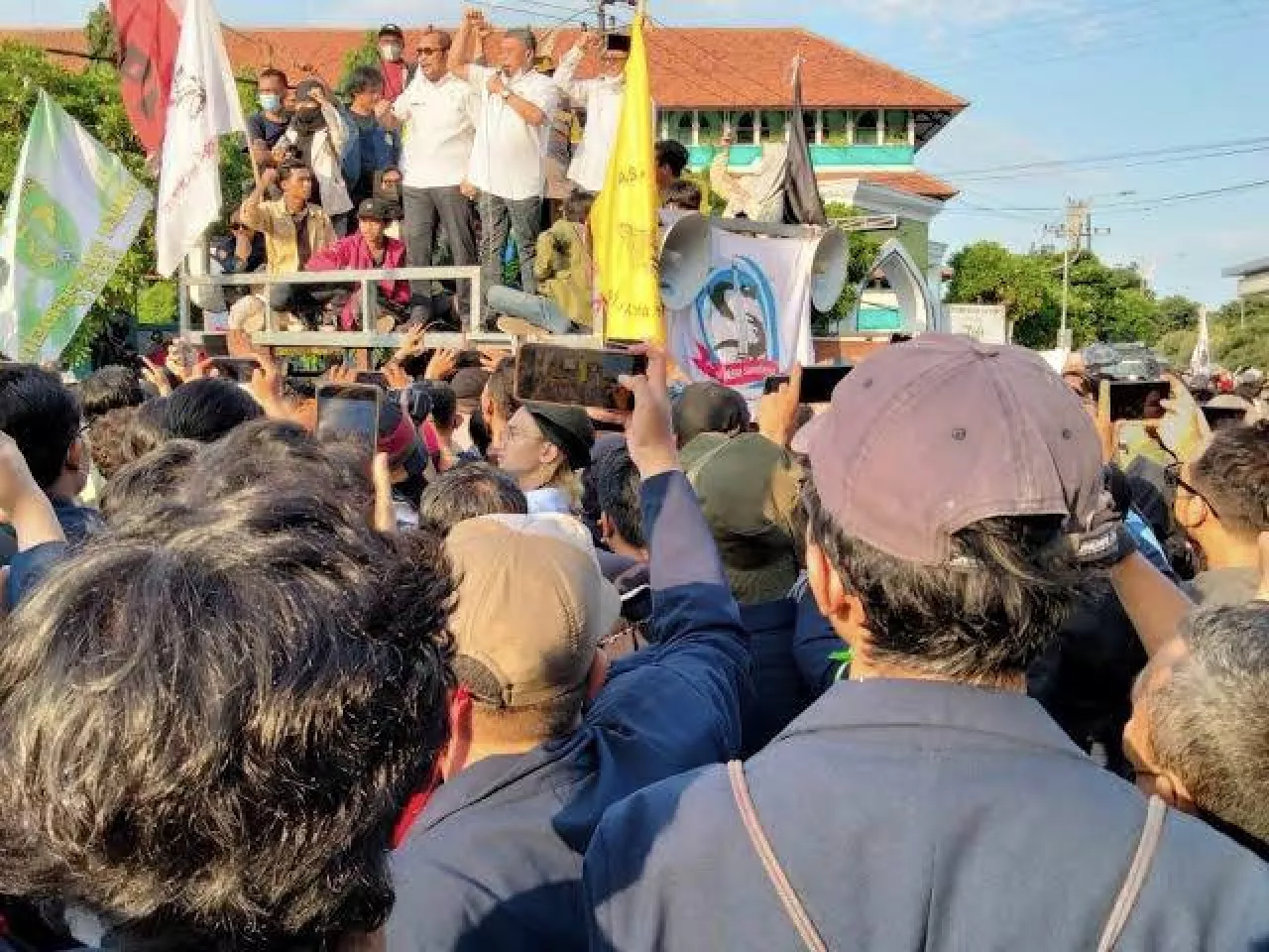 Temui Mahasiswa, DPRD Jatim Desak KPU Revisi PKPU Sesuai Putusan MK