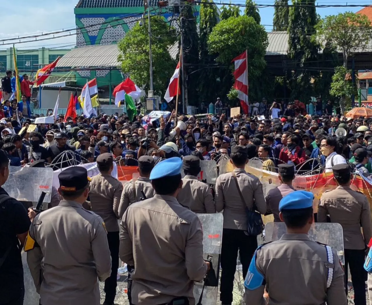 Sempat Ricuh, Demo Mahasiswa Surabaya Diwarnai Aksi Lempar Botol