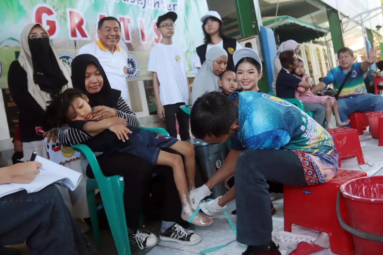 Peduli Tuna Daksa, Remaja Surabaya Salurkan Kaki dan Tangan Palsu