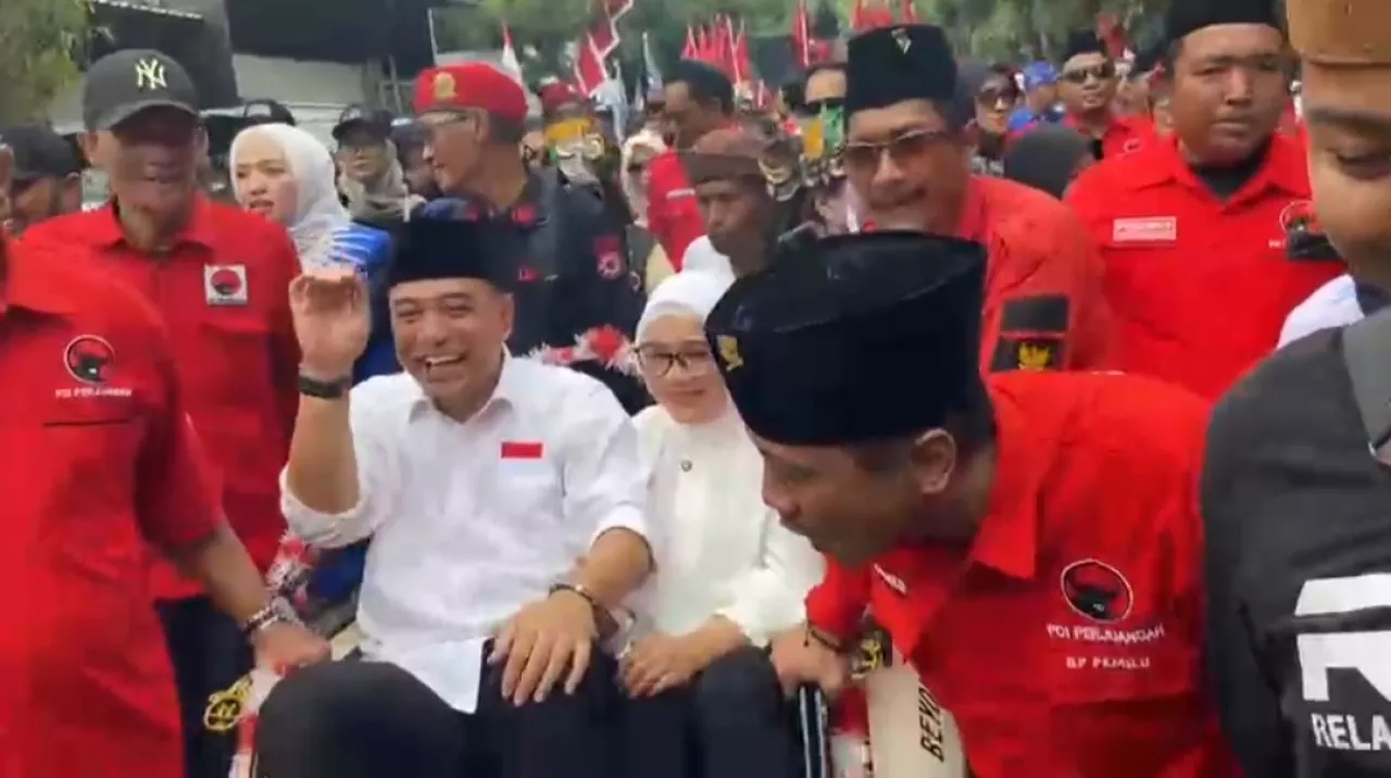 Pasukan Bendera dan Becak Kawal Eri-Armuji Daftar Pilwali Surabaya