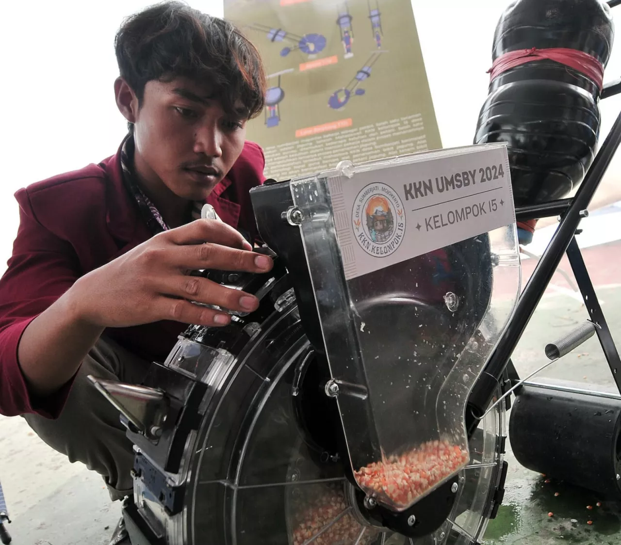 Mahasiswa UM Surabaya Bikin Alat Penanam Jagung 3 in 1, Begini Cara Kerjanya