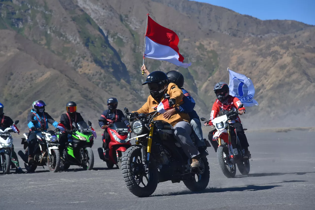 Semarakkan HUT RI, Karyawan SIER Gelar Touring Motor dan Berkemah di Lautan Pasir Bromo