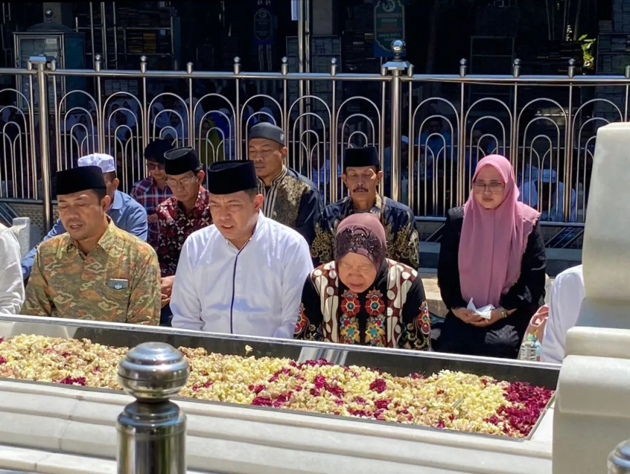 Nyekar ke Makam Sunan Ampel, Risma-Gus Hans Disambut Peziarah