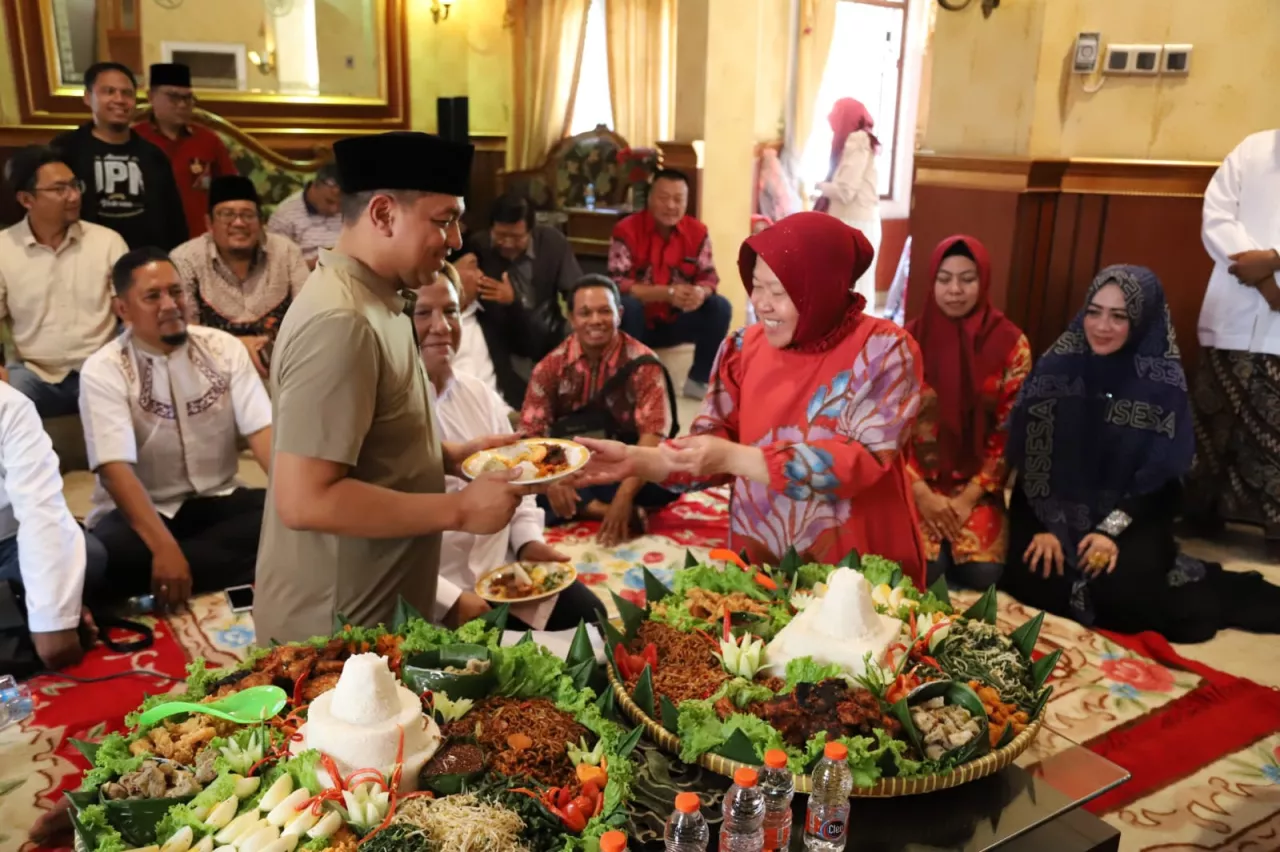 Pasangan Risma-Gus Hans Resmikan Posko Pemenangan di Surabaya