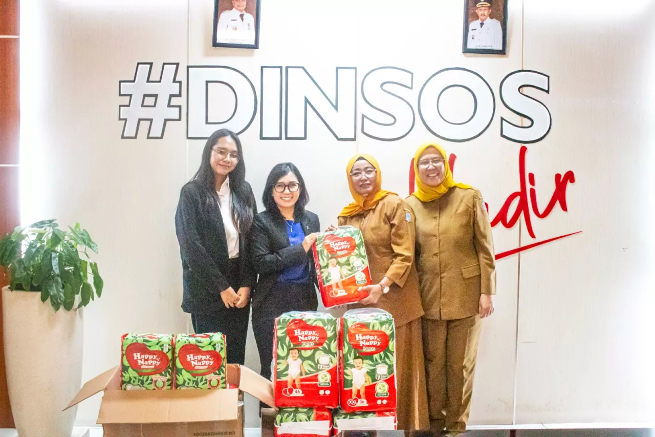 Vasa Hotel Surabaya Bagi Popok Bayi untuk Warga Kurang Mampu