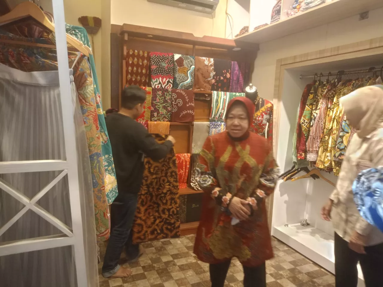 Promosikan Produk Lokal, Risma Blusukan di Banyuwangi