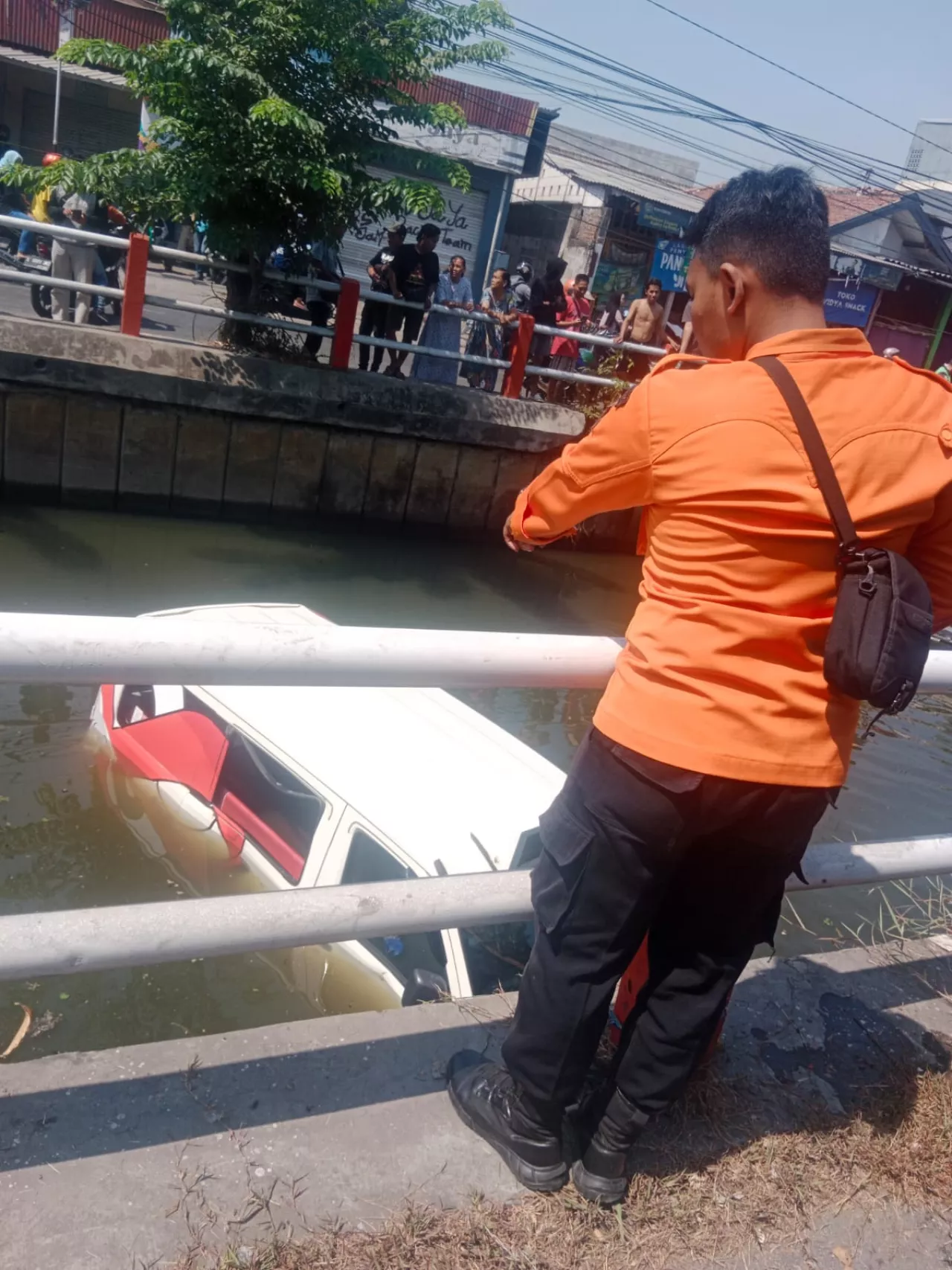 Hindari Pengendara Motor, Begini Kronologi Wira Wiri Surabaya Tercebur ke Sungai