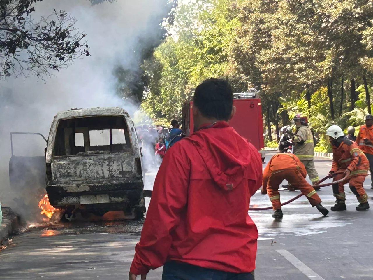 Diduga Konsleting Listrik, Angkot Terbakar di Depan Taman Flora Surabaya 