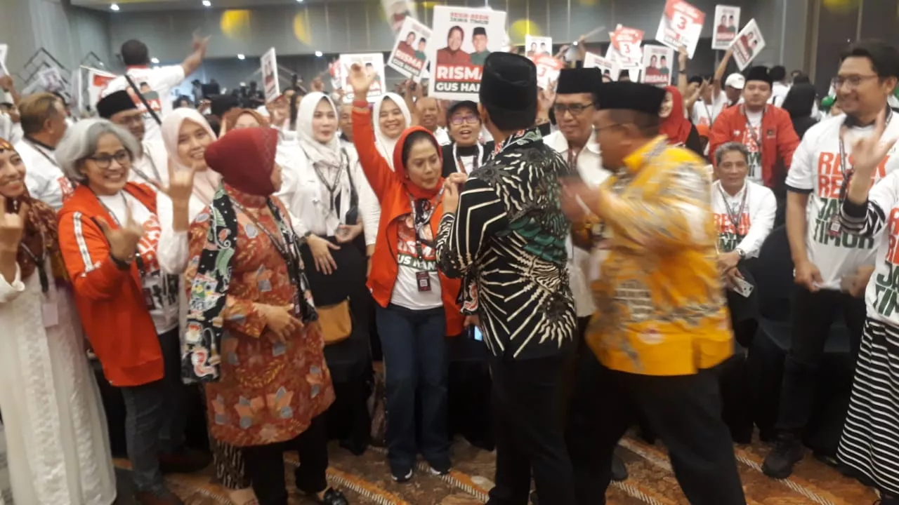 Pendukung Risma-Gus Hans Ramaikan Pengambilan Nomor Urut Paslon