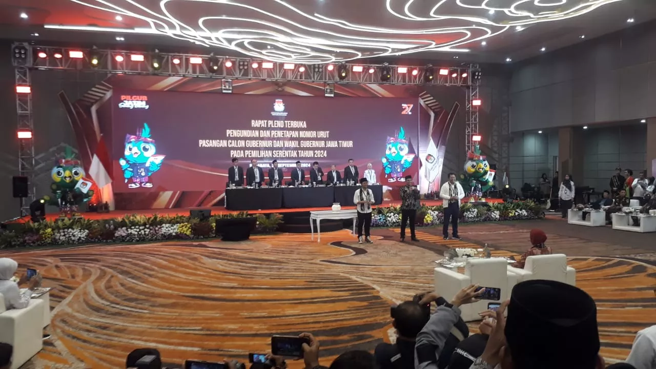 Ketiga Paslon Cagub-Cawagub Jatim Paparkan Arah Pandang di Depan Komisioner KPU