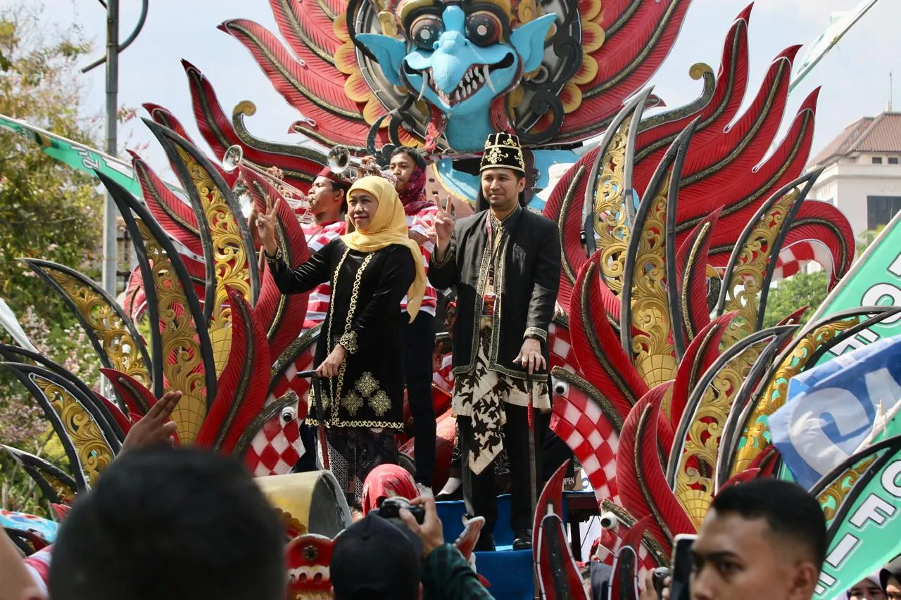 Arak-arakan ke Tugu Pahlawan, Khofifah-Emil Deklarasi Kampanye Damai