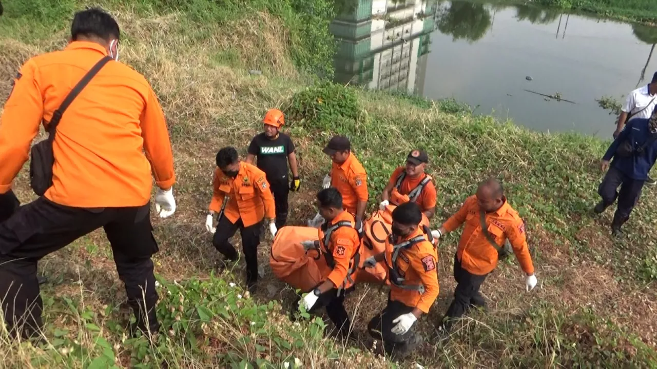 Mayat Laki-laki Tak Beridentitas Ditemukan di Sungai Jagir Surabaya