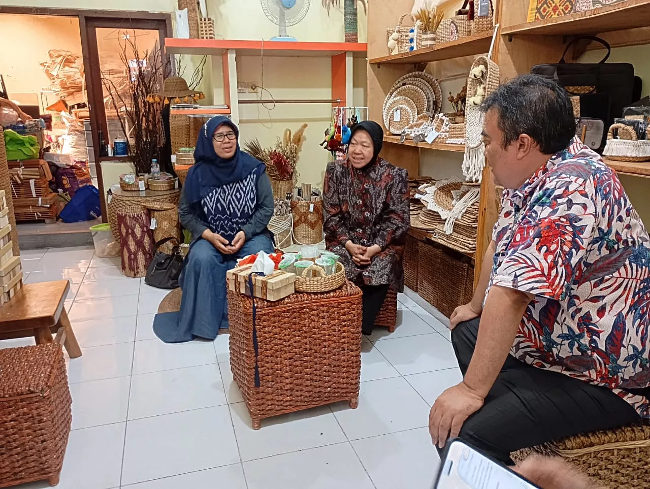 Risma Bangga, Perajin Eceng Gondok Surabaya Tembus Pasar Internasional