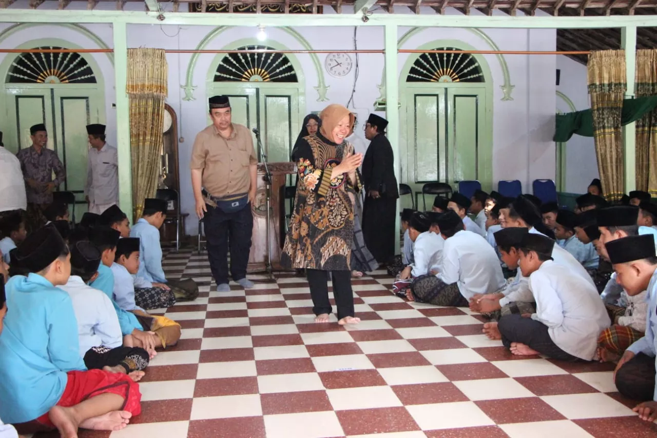 Gaji Pengurus Pesantren Tak Layak, Risma Komitmen Sejahterakan Pendidikan