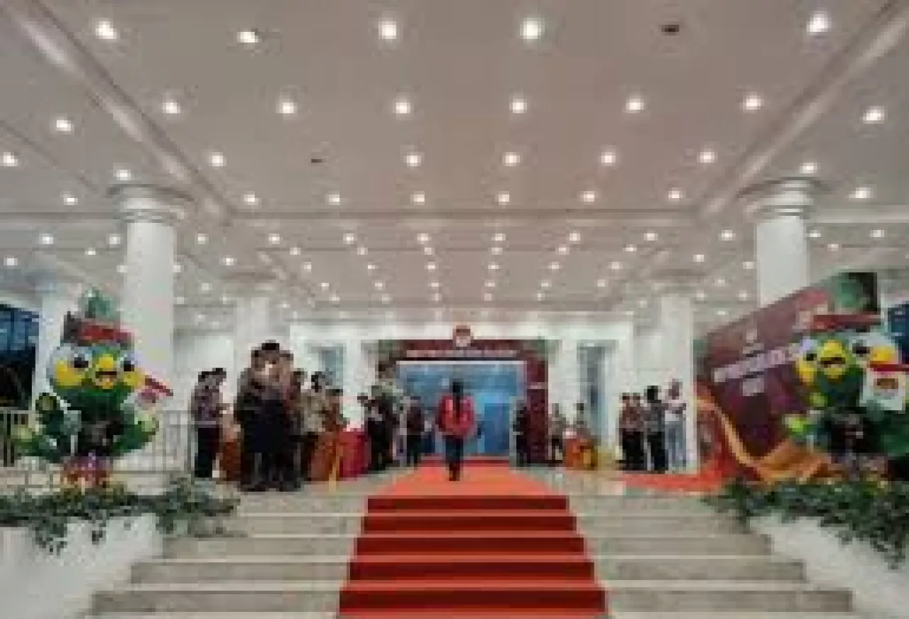 Bertema, Begini Baju Adat Luluk-Lukman dan Khofifah-Emil di Debat Perdana
