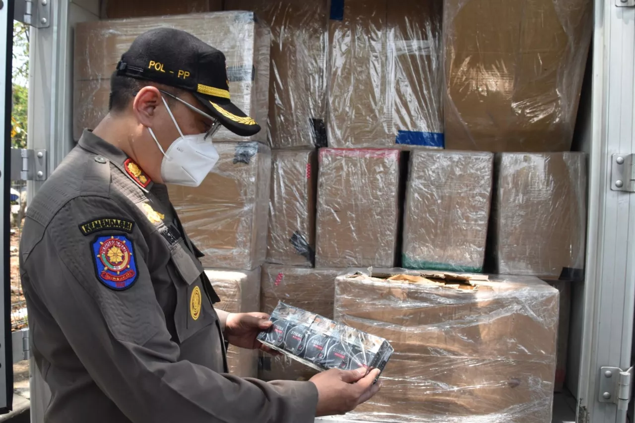 Satpol PP Surabaya Sita 1,4 Juta Batang Rokok Ilegal