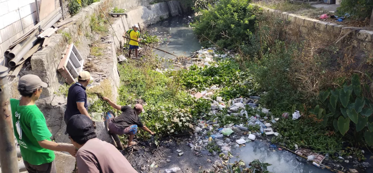 Tak Direspon Pemkot Surabaya, Warga Pakis Gotong Royong Bersihkan Sungai Penuh Sampah