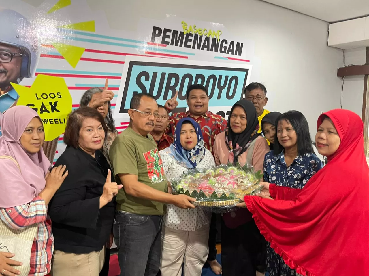 Pedagang Pasar Kembang Bawa Tiga Tumpeng Dukung Eri-Armuji