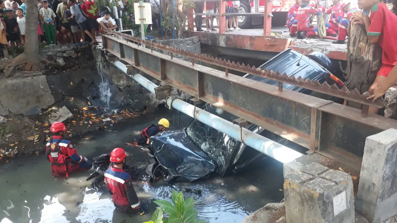 Diduga Hindari Penyeberang, Honda CR-V Nyemplung Sungai
