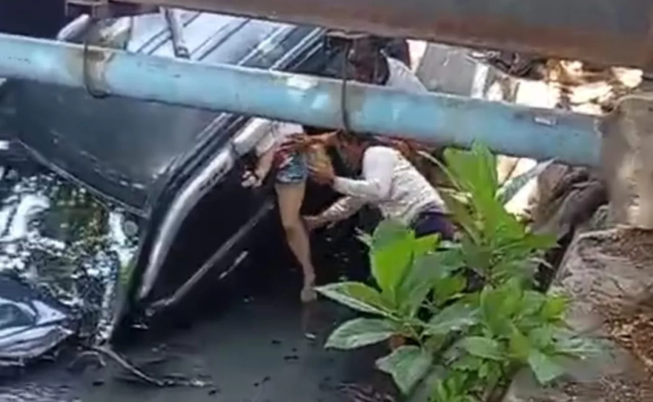 Dramatis! Begini Evakuasi Penumpang Mobil Nyemplung Sungai di Surabaya