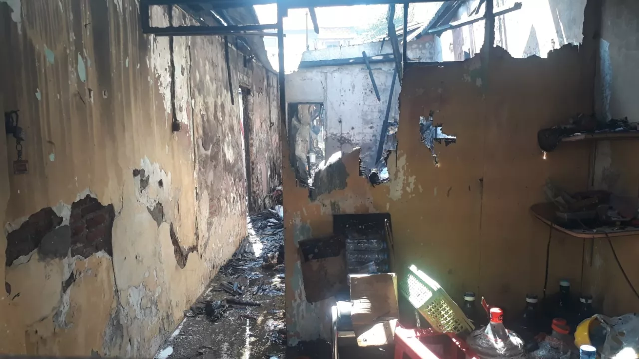 Diduga Korsleting Listrik Rumah Tiga Petak Ludes Terbakar di Ploso Surabaya