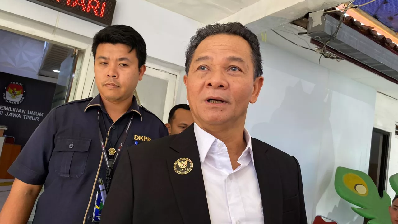 9 Saksi Diperiksa Kasus Pornografi Komisioner Bawaslu Surabaya Agil Akbar