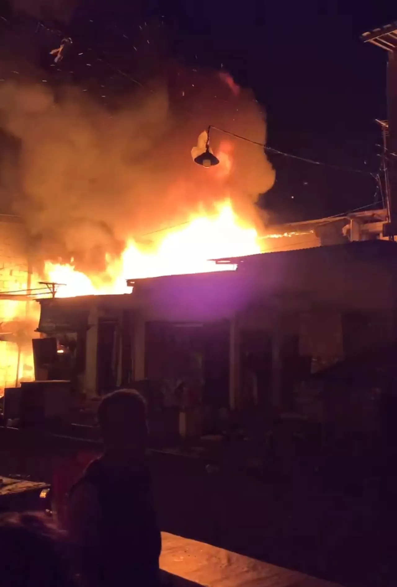 Diduga Korsleting Listrik, Rumah di Ambengan Surabaya Ludes Terbakar