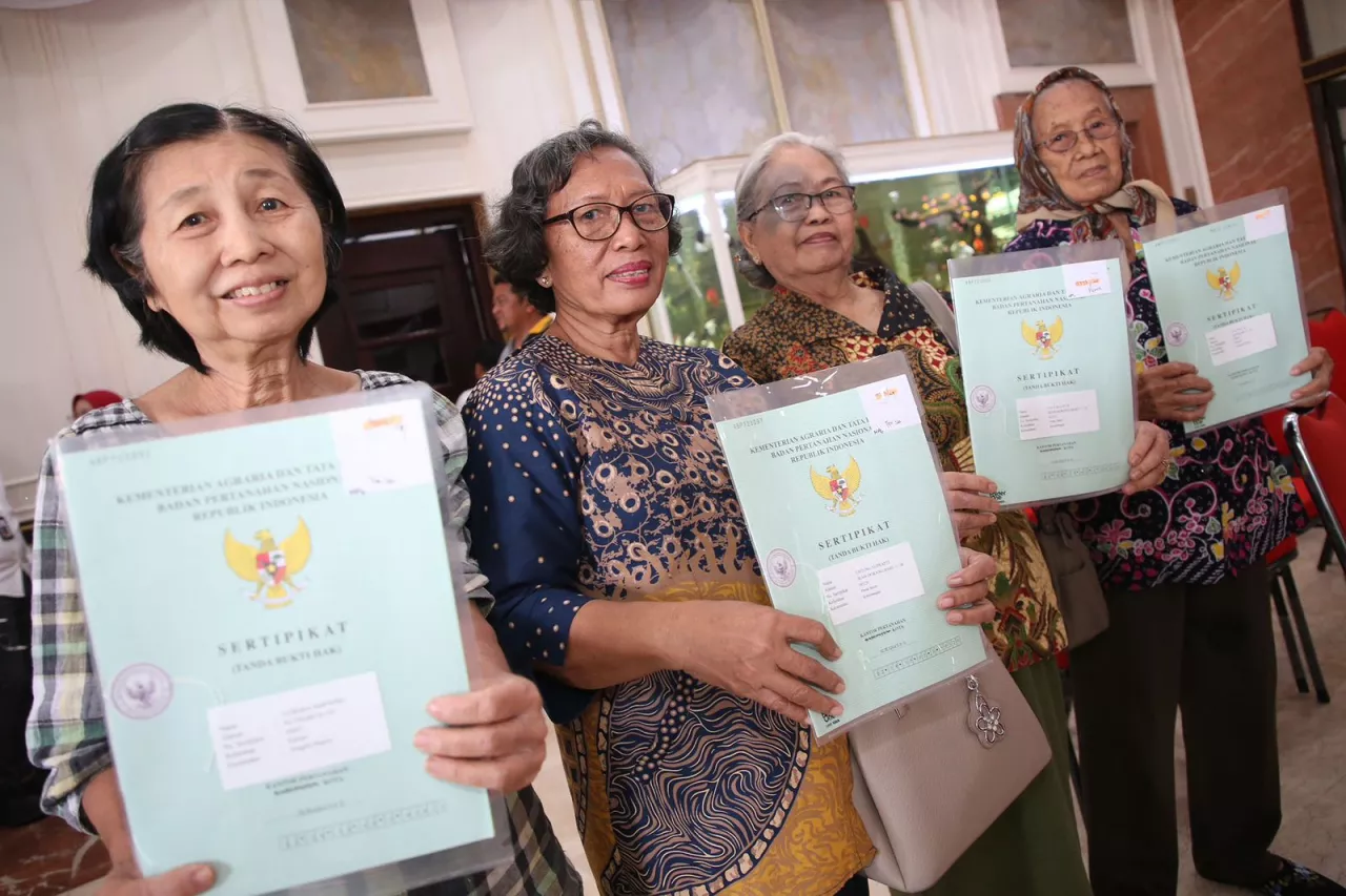 Pemkot Surabaya Beri Kepastian Hukum Pemegang Surat Ijo, 39 Sertifikat HGB Diserahkan
