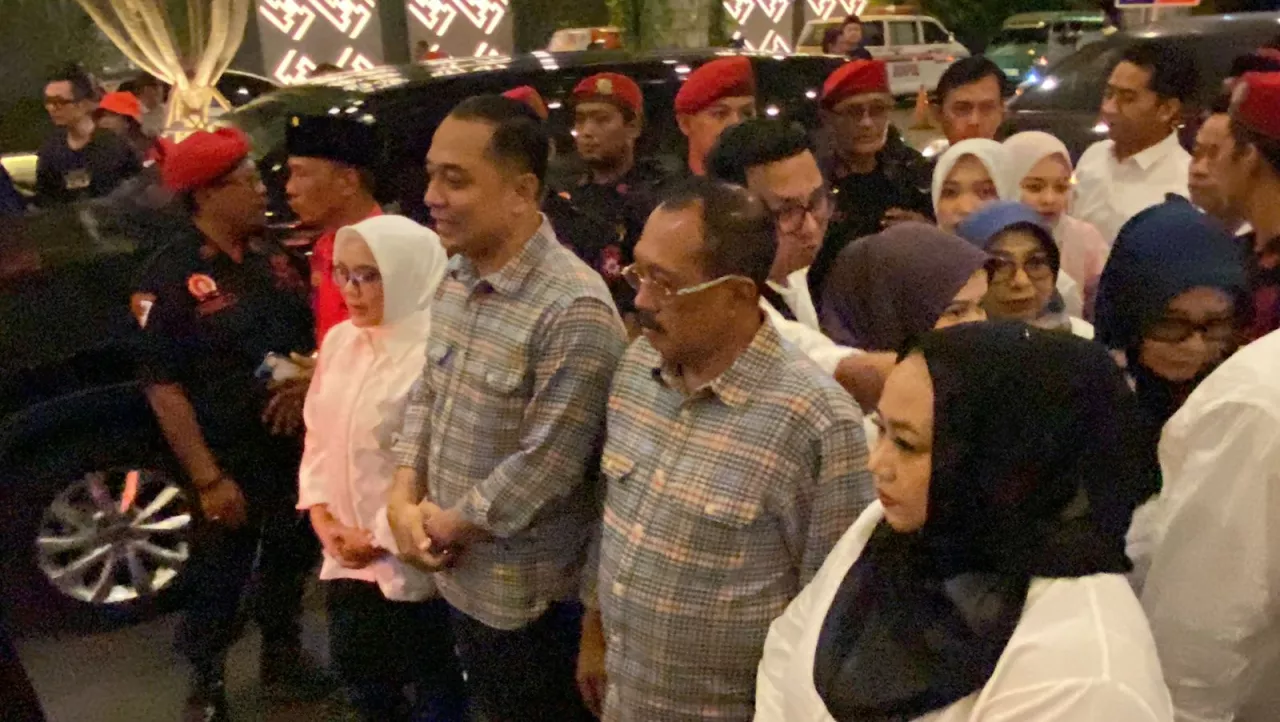 Tak Lagi Berkemeja Putih, Eri-Armuji Kenakan Baju Warna Dominan Biru-Kuning di Debat Perdana