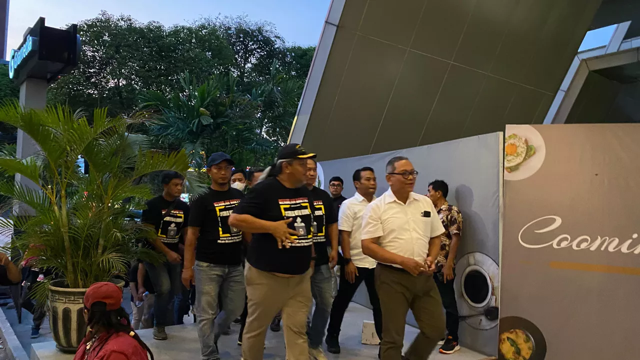Pendukung Kotak Kosong Geruduk Arena Debat, Begini Respon KPU Surabaya