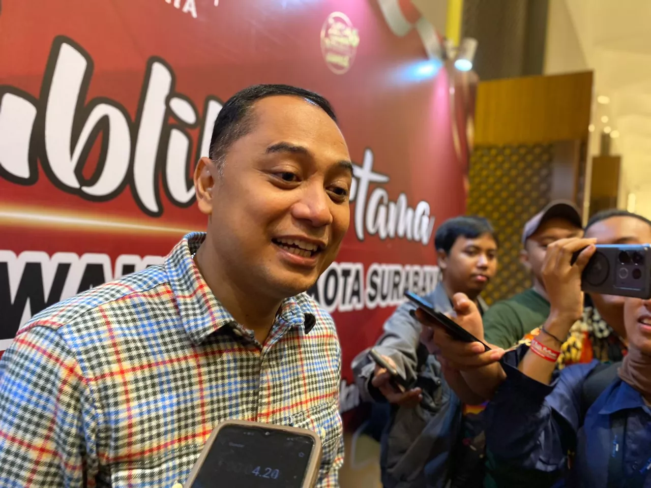 Eri Cahyadi Jelaskan Makna Baju Kotak-Kotak Saat Debat Perdana