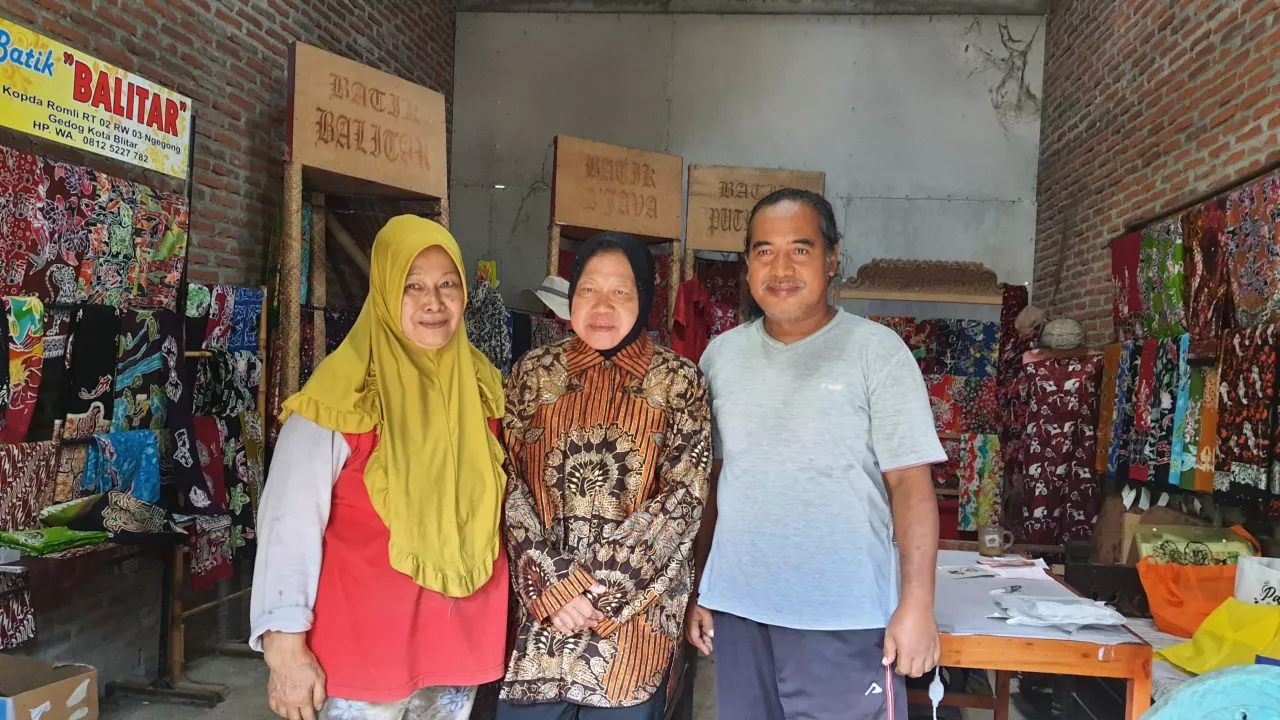 Dorong Kreativitas dan Ekonomi Lokal, Risma Apresiasi Pengrajin Batik di Blitar