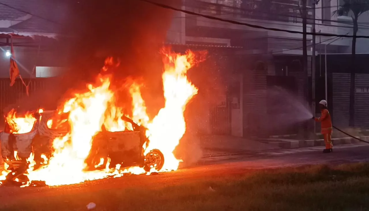 Diduga Korsleting Listrik, Chevrolet Spin Ludes Terbakar di Jalan Manyar Jaya Surabaya