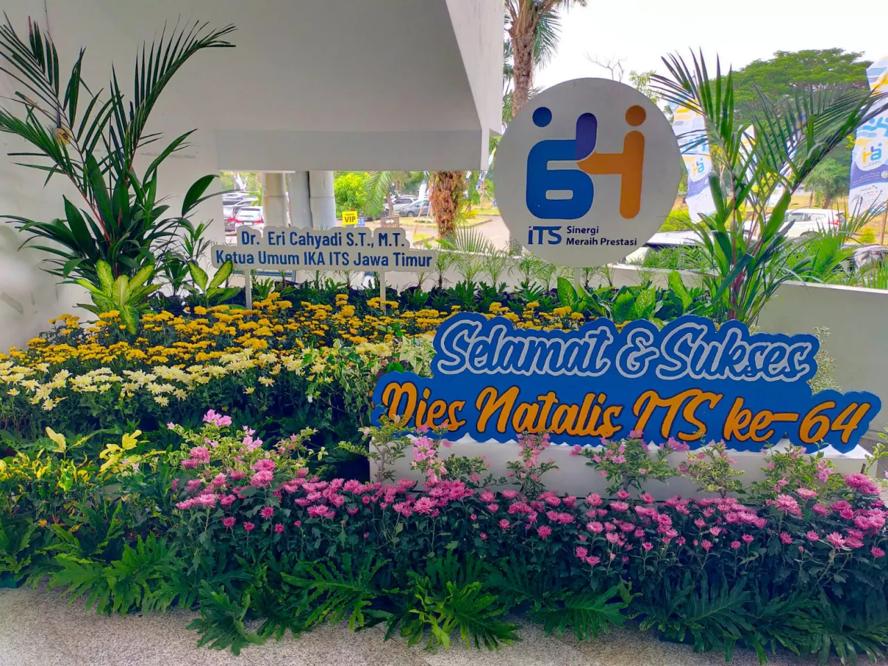 HUT ke-64 ITS, Eri Cahyadi Kirim Bibit Tanaman yang Penuh Makna