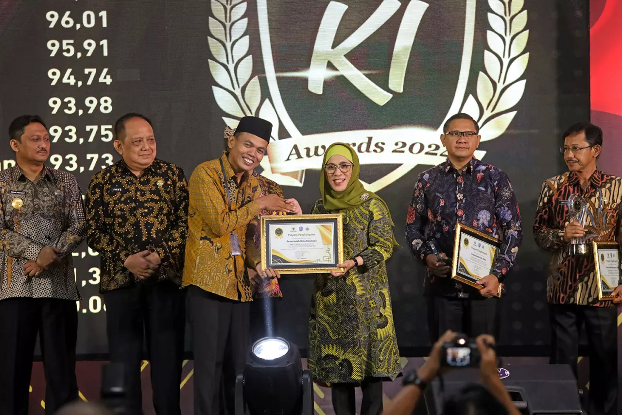 Pemkot Surabaya Raih Penghargaan Badan Publik Informatif KI Jatim Awards 2024