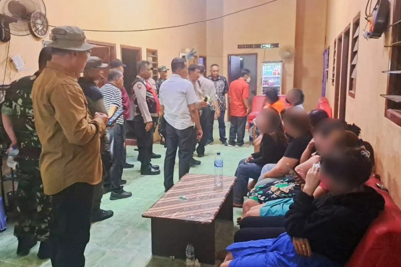 12 Wanita Terjebak di Rumah Kosong Sememi Surabaya Dievakuasi