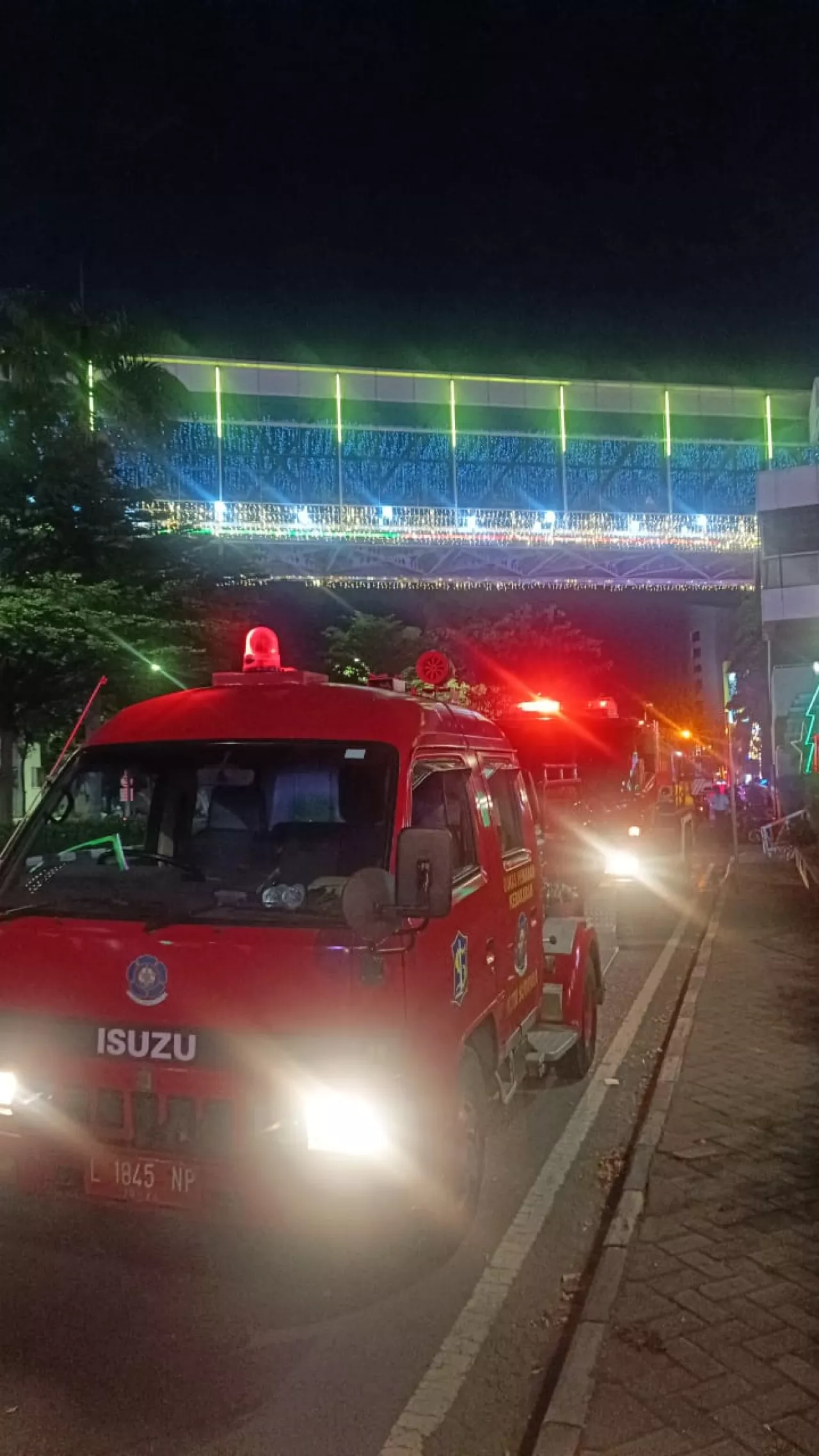 Gerai Toko di Galaxy Mall 1 Terbakar, Pengunjung Berhamburan Keluar