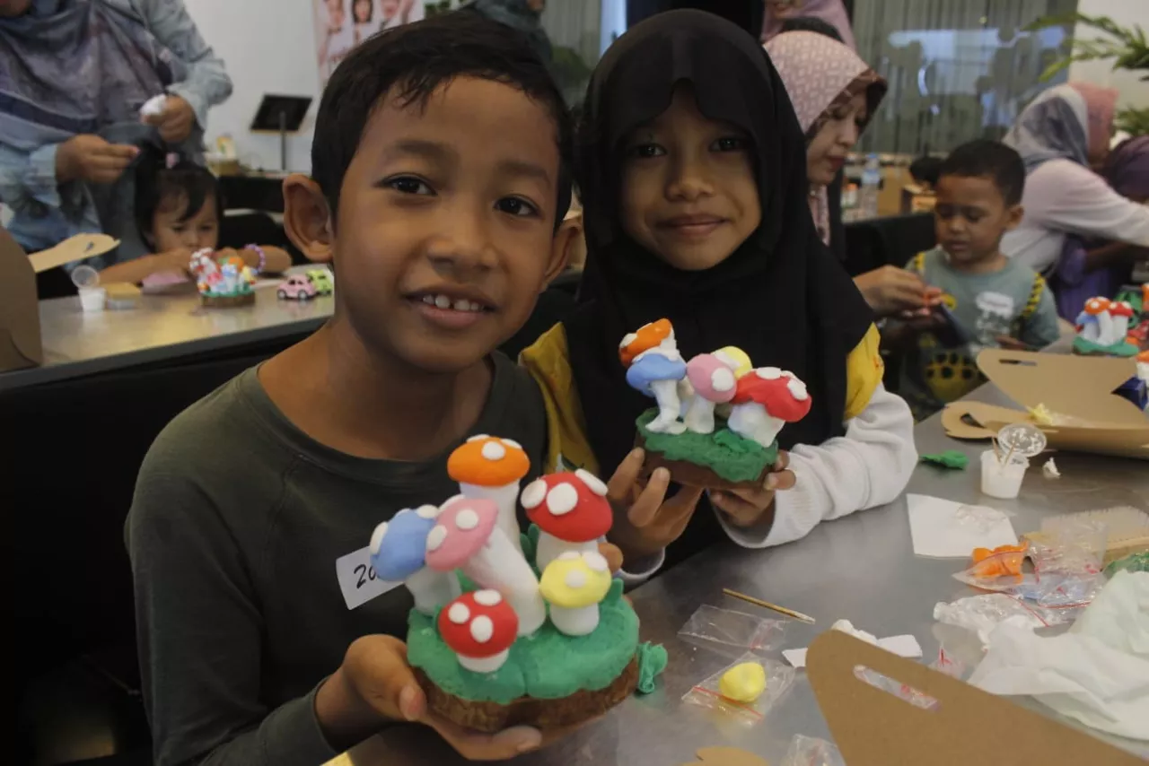 Seplaydate ARTOTEL TS Suites Surabaya, Ajak Anak Bermain Tanah Liat