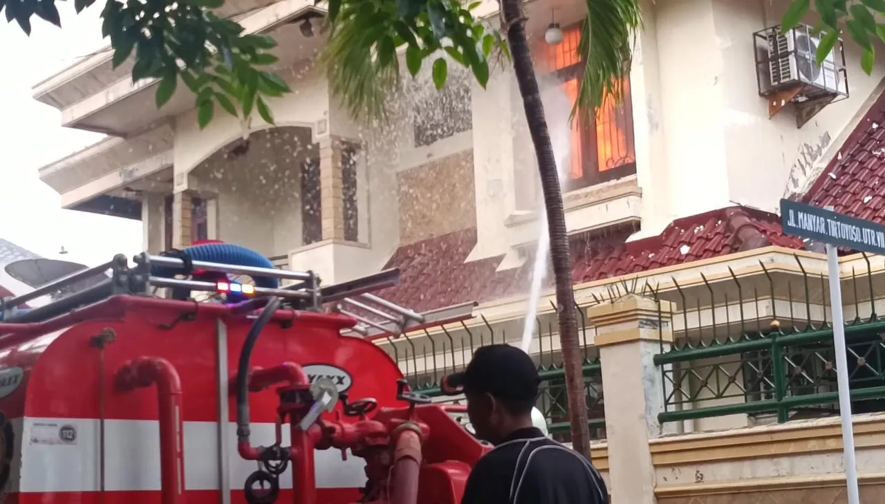 Diduga Ketiduran saat Menanak Nasi, Rumah Mewah Terbakar di Surabaya