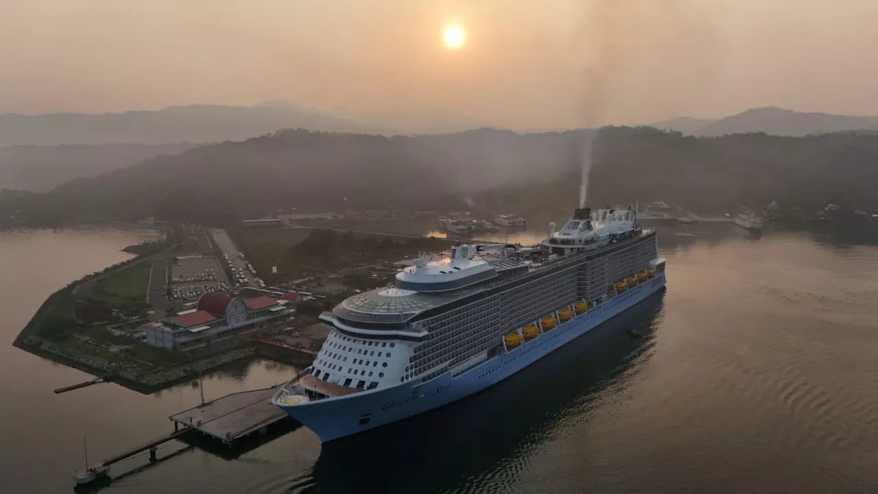 Kapal Cruise Terbesar 'Quantum of the Seas' Berhasil Sandar di Indonesia