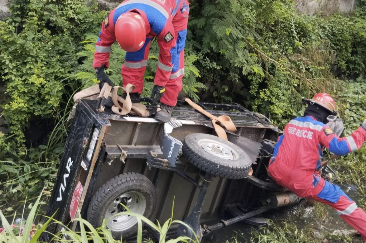 Hindari Jalan Rusak, Motor Roda Tiga di Surabaya Nyebur Sungai